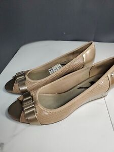 Ann Klein Sports Textile Beige / Metallic Gold 1.5" Heels Wedge Slip-On Shoes...