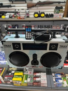 Truly Bumpboxx Ultra Ligero Portátil Estéreo Boombox con Control Remoto y Fuente de Alimentación - Imagen 1 de 3