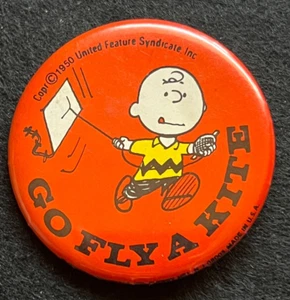CHARLIE BROWN (SNOOPY) ‘GO FLY A KITE’ 1950’S BUTTON PIN BADGE MADE IN USA - Picture 1 of 4