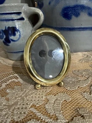 "Marco de fotos ovalado de latón vintage de 2,75 x 3,25"" caballete trasero casa de campo granja" Foto 1 de 4