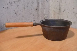 VINTAGE 2 QUART CAST IRON SAUCE PAN W/ WOOD HANDLE - Picture 1 of 7