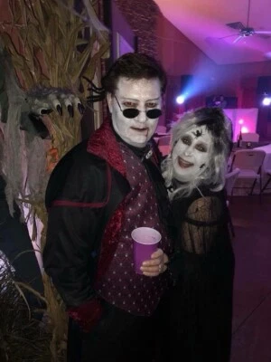 Disfraces de Halloween para pareja de vampiros para adultos Foto 1 de 4