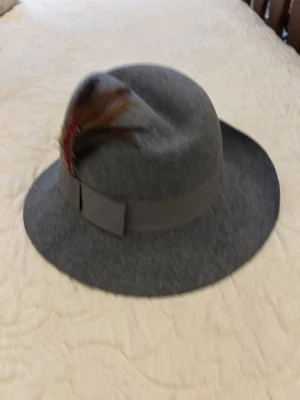 Sombrero Fedora Vintage Betmar New York Para Mujer Gris Fieltro Plumado Retro Elegante Foto 1 de 4