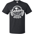Inktastic Senior Class of 2025 en blanc avec casquette de graduation T-shirt diplômé en tant que