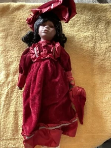 "Muñeca de porcelana adorna un elegante vestido rojo con un paraguas soportes de 17"" de alto" - Imagen 1 de 4