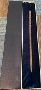 Varita hecha a mano estilo Harry Potter 12” tallada en terciopelo azul forrada caja de regalo - Imagen 1 de 7