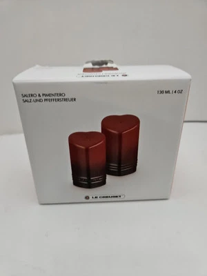 Juego de saleros y pimenteros Le Creuset en forma de corazón Foto 1 de 4