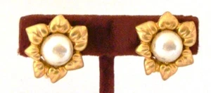 Hermosos PENDIENTES 1981 NUEVOS Clip Flor Tono Dorado con Centro de Perla Sintética 16 - Imagen 1 de 2