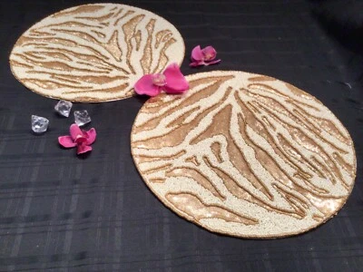 JUEGO DE 2 PIEZAS Manteles Cuentas Joya de Mumbai Cargadores Oro Rosa Estampado Animal Foto 1 de 4