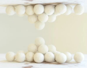 2cm WHITE Felt Balls x20.Wool.Party Decor.Pom poms.Kids Craft DIY.Wholesale. - Bild 1 von 2