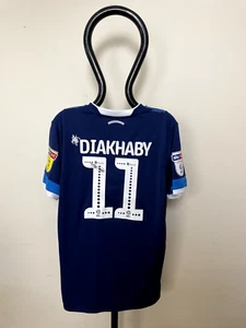 SIGNIERTES HUDDERSFIELD TOWN FC SHIRT DIAKHABY HERREN GRÖSSE LARGE FUSSBALL ERINNERUNGSSTÜCKE - Bild 1 von 11