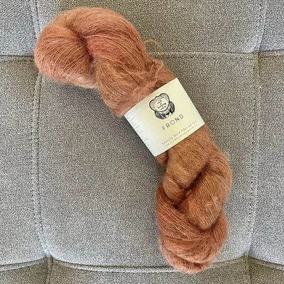 Verbo para mantener caliente hilo fronda topacio marrón óxido niño mohair seda 459 yardas Hank Foto 1 de 4