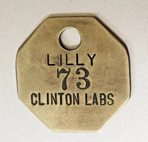 Vintage Werkzeug Karo Messing Etikett: Eli Lilly & Company; Clinton Indiana Laboratories - Bild 1 von 1