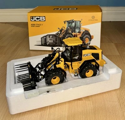  AT COLLECTIONS 1:32 SCALE JCB 435S AGRI WHEELED LOADER WITH FOLDING BUCK RAKE - Image 1 of 2