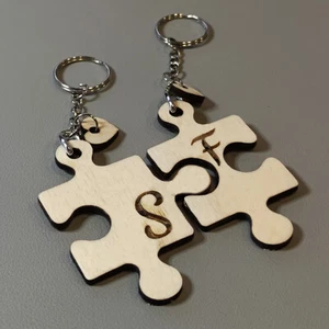 Coppia di portachiavi 2PZ puzzle in legno incisione Iniziali San Valentino - Foto 1 di 2