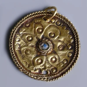 Ancient Byzantine Gold Pendant with Repoussé Rosette blue hard stone In Centre - Picture 1 of 2