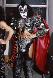 KISS - Gene Simmons , Genova italy 31/8/1980 backstage photo XL UnPublished - Imagen 1 de 2