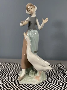 Figurina Lladro di ragazza con anatra oca 1052 - Foto 1 di 8