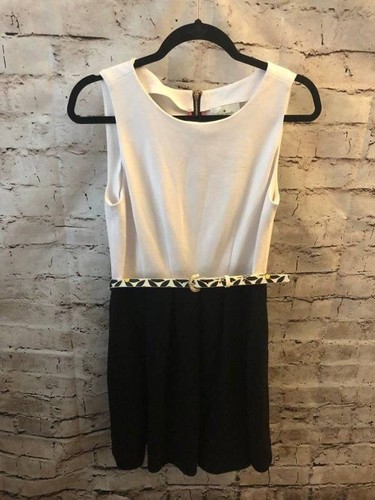 Abito Kate Spade New York bianco e nero skater aderente e svasato medio