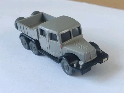 Tatra 141 GDR M 1/87 Plastic towing tractor Retro Vintage Car - Image 1 of 4