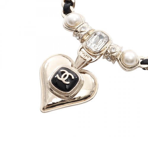 Collana con ciondolo cuore CHANEL COCO placcato oro perle artificiali strass usata