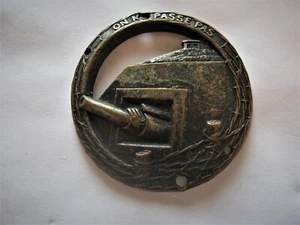ANCIEN INSIGNE DE BERET MAGINOT EN ARGENTE PLAT 35MM ETAT SUP A.B PARIS DEPOSE - Bild 1 von 2