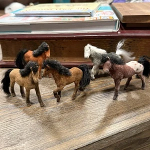 Vintage Flocked Miniature Horses Toy Western Farm Country Pony Figures - Imagen 1 de 7