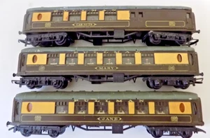 RECHEN MIT 3 PULLMAN-REISEBUSSEN JANE, MARY, WAGEN Nr. 79 Spur OO VON TRIANG UMLACKIERTES DACH - Bild 1 von 6