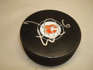 Dennis Wideman signed Calgary Flames Hockey Puck handsigniert 1B - Bild 1 von 2