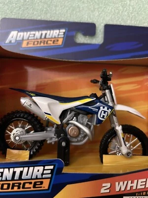 2021 MAISTO ADVENTURE FORCE 2 WHEELERS 1:18 WHITE 2016 HUSQVARNA FC 450 MX BIKE - Image 1 of 4