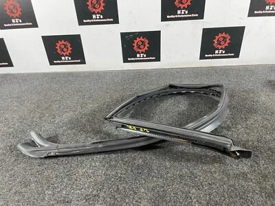 Dodge Challenger SRT 6,4 L 2015-2021 OEM PUERTA SUPERIOR DELANTERA DERECHA GOMA 51 K Foto 1 de 3