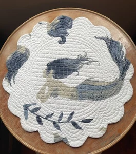 C&F Enterprises ein gestepptes rundes Wende-Tischset "Schwester Sirenen" Meerjungfrauen - Bild 1 von 3