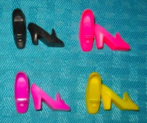 LOTTO SCARPE DA PELLEGRINO VINTAGE BARBIE 4 MOD VESTITI MODA NERO GIALLO VIOLA - Foto 1 di 2