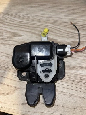 2007-2011 Nissan Versa Sedan Rear Trunk Latch Lock Actuator OEM 84631-EM40A - Image 1 of 3