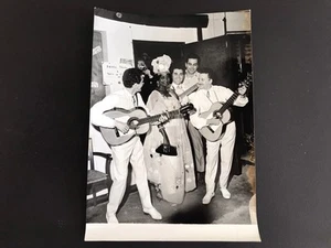 FESTIVAL DE CANNES 1963 : PHOTO DE PRESSE ORIGINALE 13x18cm : REMETTE WRIGHT - Imagen 1 de 1