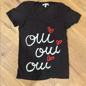 Camiseta para mujer negra de algodón "oui oui oui" con detalles en blanco y rojo - Imagen 1 de 6