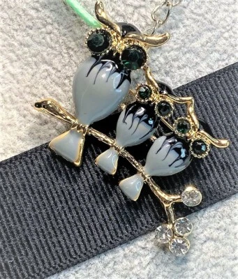 BETSEY JOHNSON OWL FAMILY EN EXTREMIDAD GRIS/NEGRO ESMALTE PIN/COLGANTE CON CORDÓN GRATIS Foto 1 de 4
