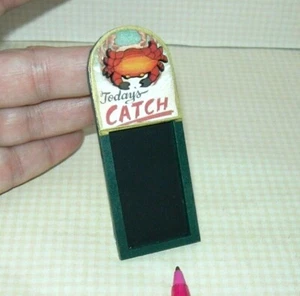 Cartel miniatura de pizarra de mariscos ""Captura de hoy"" con CASA DE MUÑECAS de cangrejo 3-D 1:12 - Imagen 1 de 2