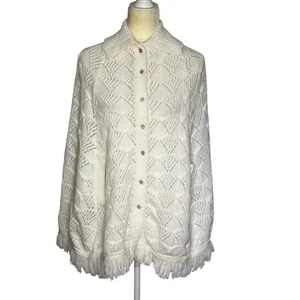 Poncho scialle mantello all'uncinetto vintage frangia bianco anni 70 Boho Cottagecore nonna Wintuk - Foto 1 di 8