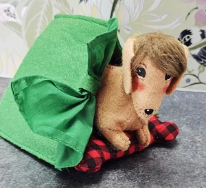 Annalee Puppe "Welpenzelt" 2012 - brauner Hund im grünen Zelt - Hängeetikett & Tasche sammeln - Bild 1 von 7