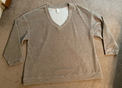 Camisa de manga larga de terciopelo acanalado cuello en V activa LIVI de Lane Bryant para mujer 18/20 tostada Foto 1 de 4