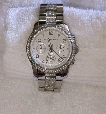 Reloj de cuarzo Michael Kors Runway MK5825 para mujer con esfera analógica de acero inoxidable JNA840 Foto 1 de 4