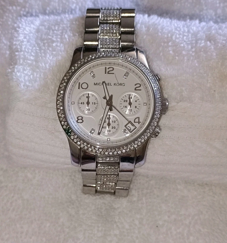 Reloj de cuarzo Michael Kors Runway MK5825 para mujer con esfera analógica de acero inoxidable JNA840 Foto 1 de 4