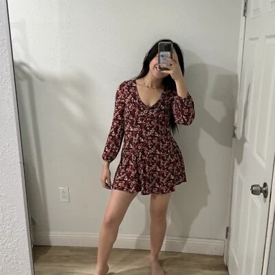 Vestido Hollister para mujer pequeño floral con cordones manga larga rojo borgoña cuello en V Foto 1 de 4