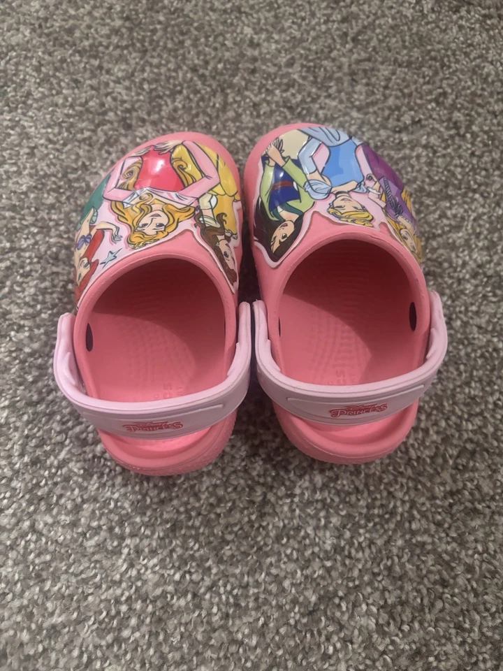 Sapatos infantis femininos rosa Disney Princess Crocs tamanho C6 - Imagem 1 de 4