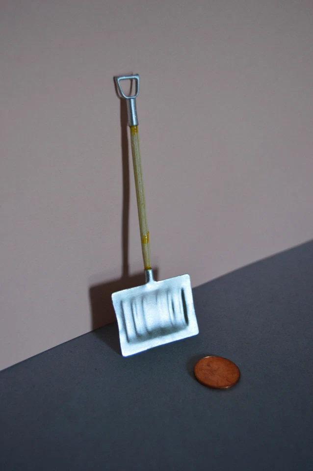 Pala de nieve miniatura a escala de muñeca 1:12 Foto 1 de 4