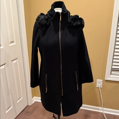 Gabardina Tahari negra con capucha de piel sintética Foto 1 de 4