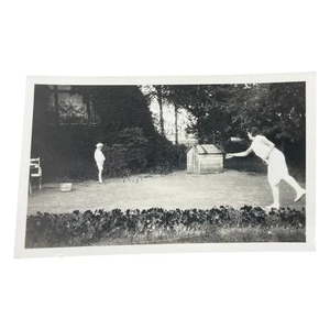 Vintage 1940er Foto Hinterhof Spiel Schuppen Kegeln Pins Mode schwarzweiß Schnappschuss - Bild 1 von 2