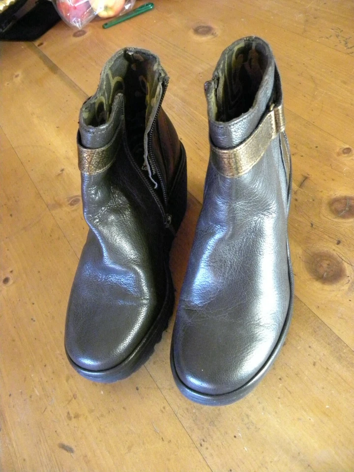 BOTINES FLY LONDON CUERO NEGRO/BRONCE TACÓN CUÑA TALLA 6 Foto 1 de 4