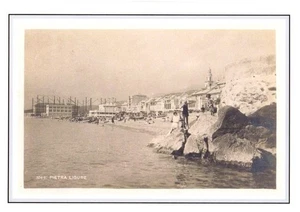 #022 Stampa 29,6 CM. x 20,9 Cm. Pietra Ligure - Spiaggia e scogli - Picture 1 of 1